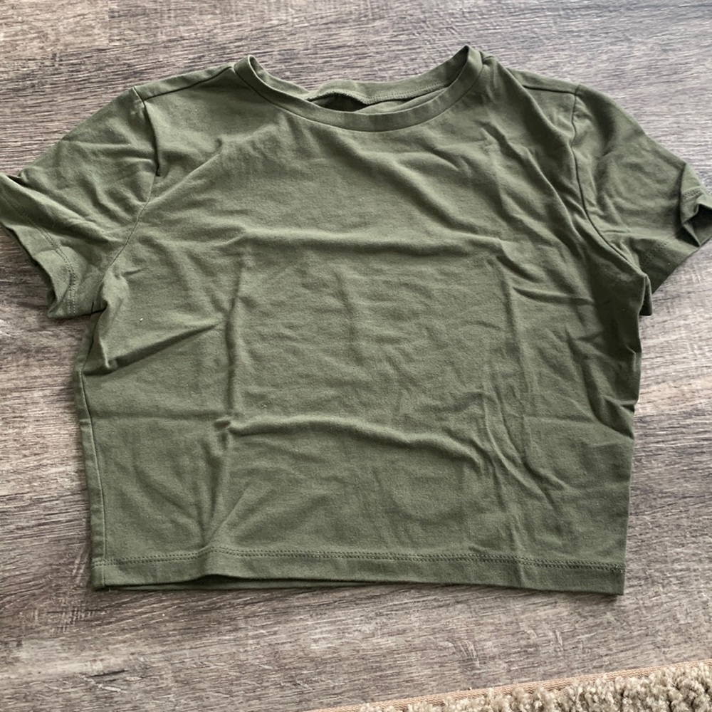 Green t-shirt crop